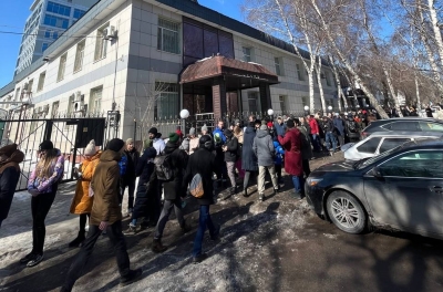 На нескольких участках в Новосибирске к 12 часам выстроились очереди. К акции «Полдень против Путина» присоединились Бишкек, Астана и Сеул